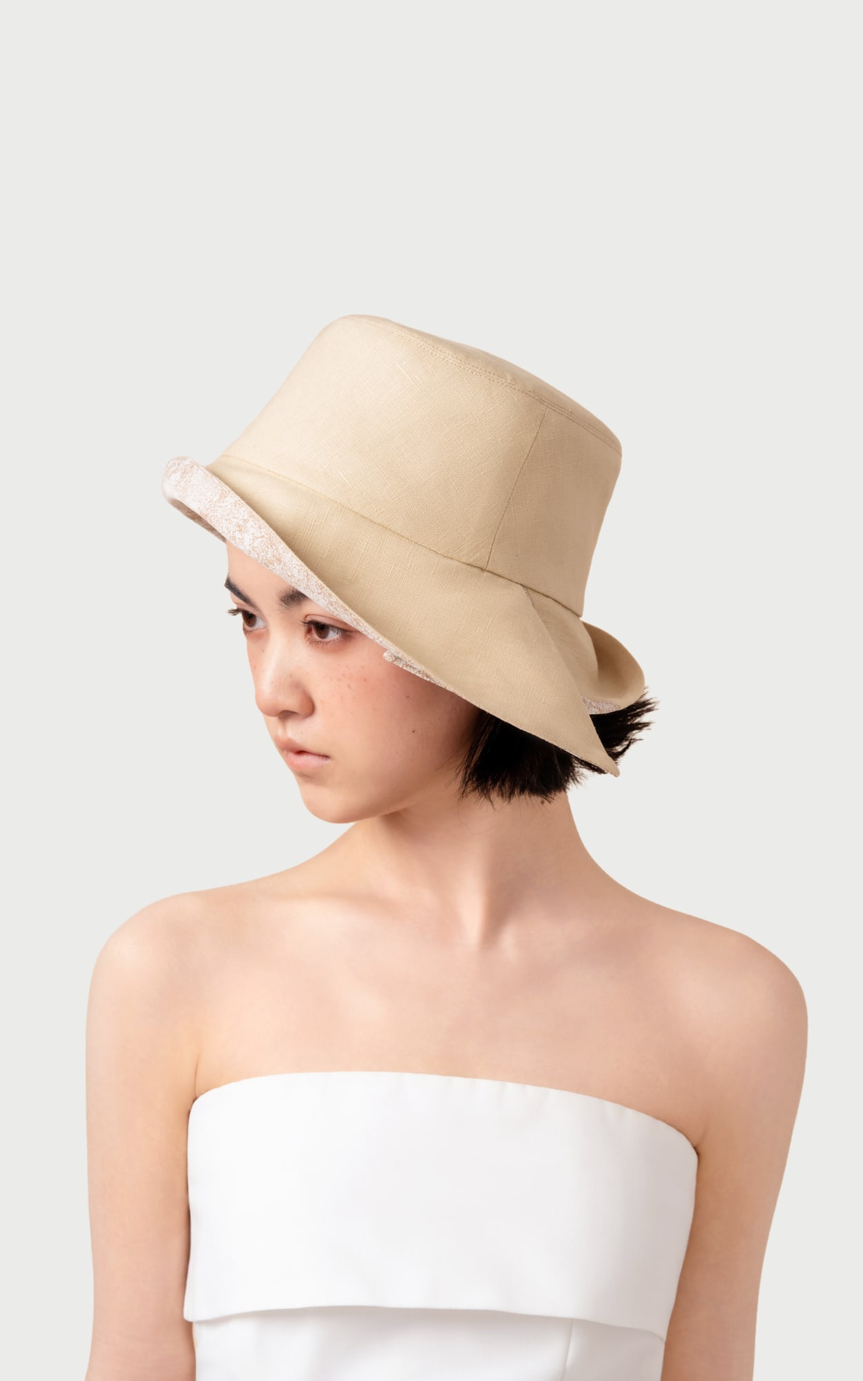 Coarse Linen Soufflé Cross-brim Bucket Hat worn by a model